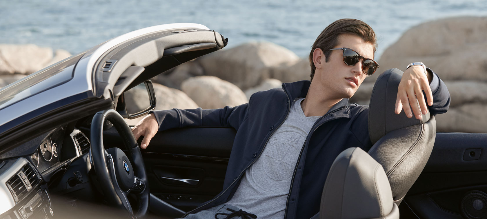 Man in kleding uit de BMW Collection en passende accessoires. Man in kleding uit de BMW Collection en passende accessoires.